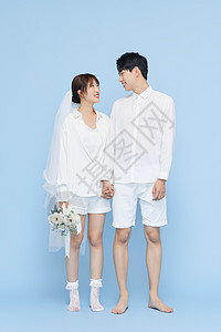 身穿白衣带头纱的韩系情侣图片