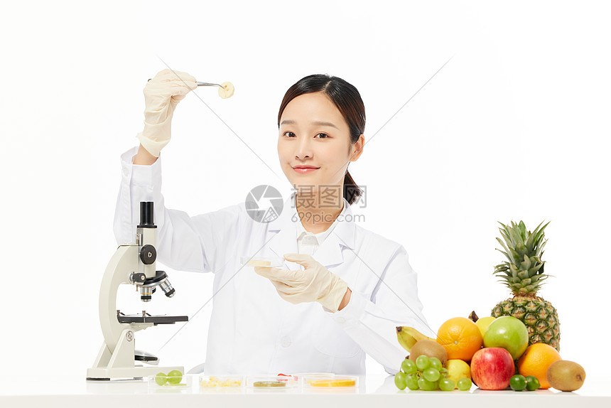 女营养师用显微镜观察香蕉样本图片