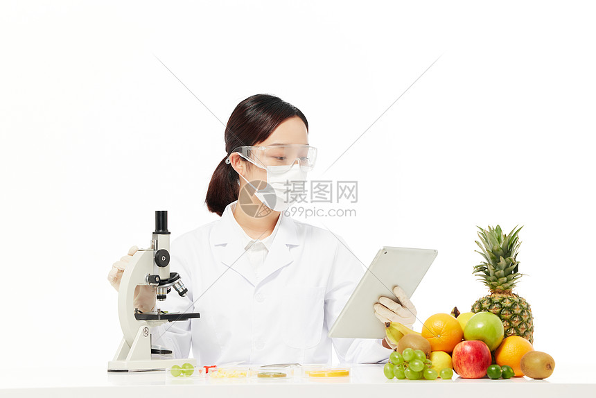 女营养师用显微镜研究样本图片