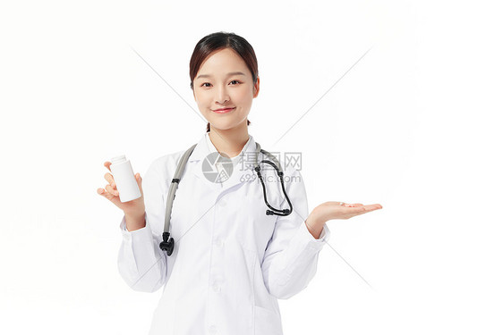 青年女医师展示药品图片