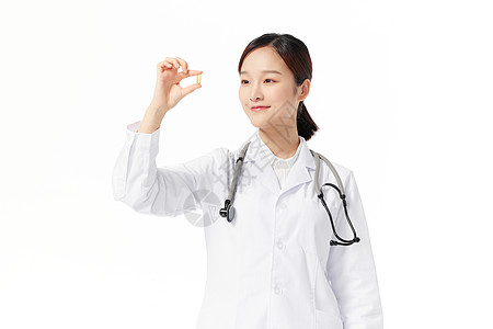 女性青年医生护士手拿药品鱼油胶囊图片