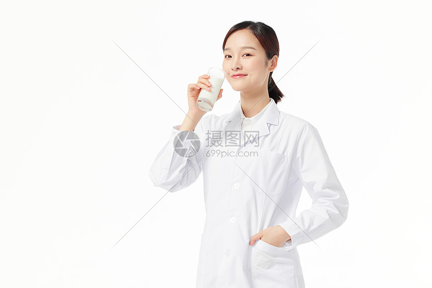 青年女医生喝牛奶图片