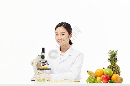 女营养师使用显微镜观察食品图片