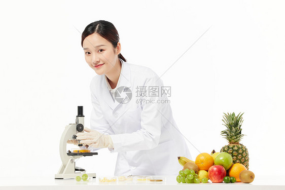 女营养师使用显微镜观察食品图片