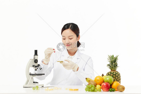 女营养师使用培养皿显微镜进行观察图片