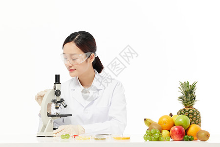 营养学家用显微镜检测水果样本图片