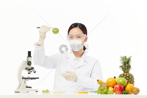 营养学家用显微镜检测食物样本图片
