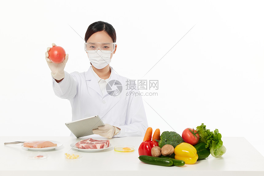 女营养师对西红柿进行质检图片