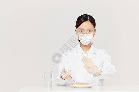 女营养师使用滴管对食物做实验图片
