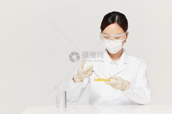 女营养师使用滴管对食物做实验图片