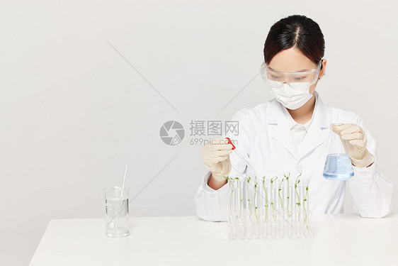 女营养师试用实验器具做研究图片