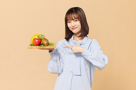 青年美女营养师推荐水果图片素材