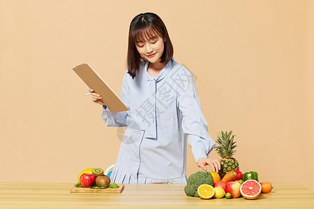 青年女营养师检查水果图片素材