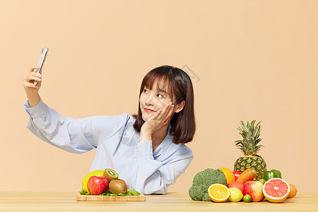 美女 食品青年女性与水果拍照背景
