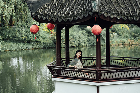 小凉亭湖边凉亭里的旗袍美女背景