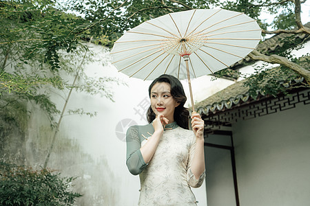 旗袍女性纸伞撑着伞穿着旗袍的美女背景
