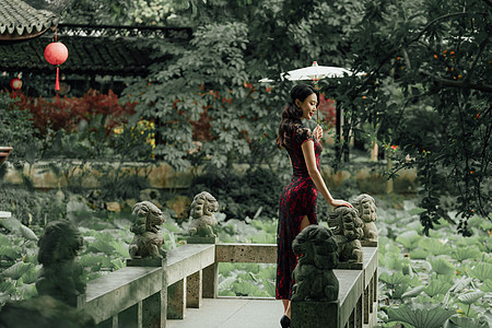 中国风女穿着旗袍的美女撑纸伞背景