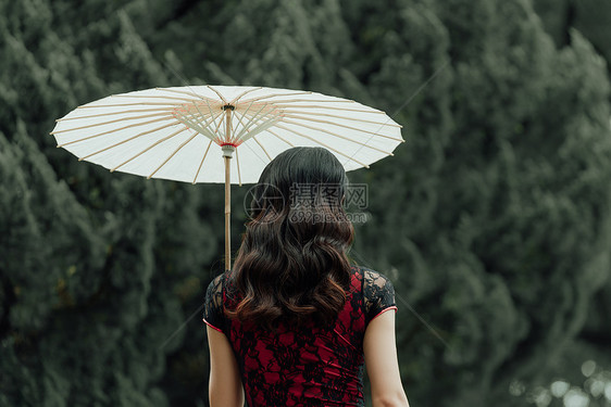 打着伞的旗袍美女背影图片