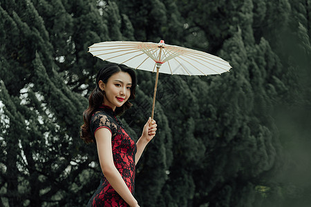 撑着伞的旗袍美女背景图片