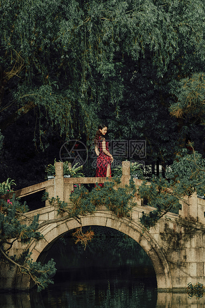 站在桥上的旗袍美女图片