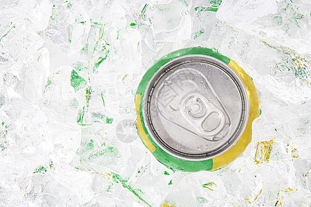 在冰块里冰镇着的碳酸饮料图片