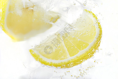 气泡水里的柠檬片图片