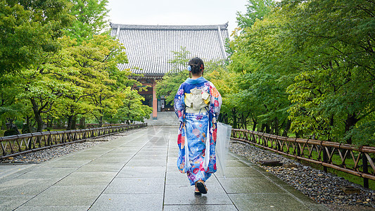 日本寺院里的和服女孩背影图片