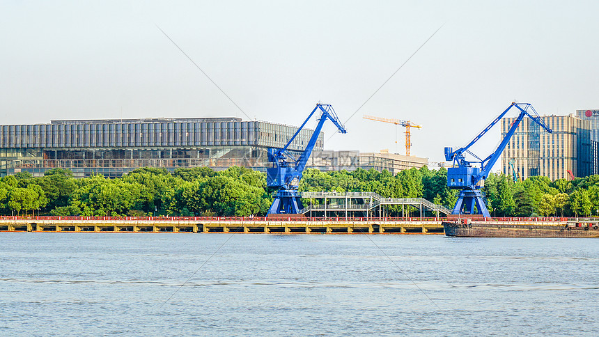 江边码头的工业建筑蓝色塔吊图片