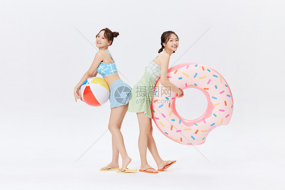 夏日泳装姐妹海边玩耍形象图片