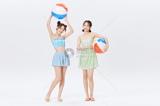 夏日沙滩美女玩沙滩球图片