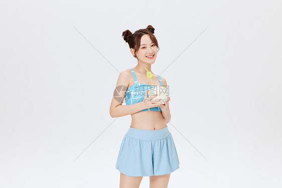 夏日海滩阳光美女手拿椰子图片