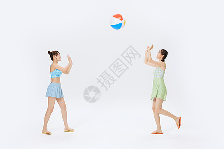 夏日泳装美女玩沙滩球图片