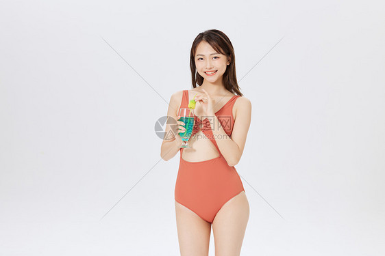 夏日泳装美女喝果汁解渴 图片