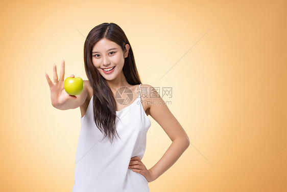 拿着苹果的美女健康饮食图片