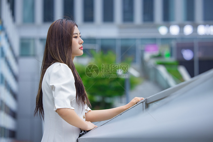 悲伤难过的女性一个人生活图片