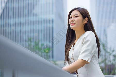 悲伤难过的女性一个人哭泣图片