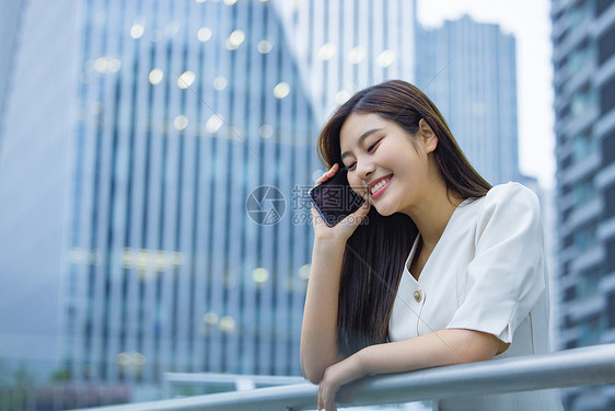 城市里打电话的职场女性图片