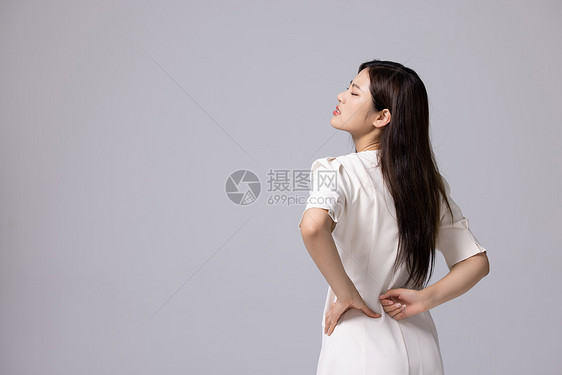 年轻女性腰疼不舒服的人图片