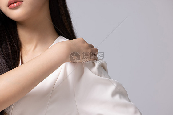 肩膀不适的年轻女性局部特写图片