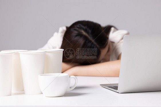 女性工作疲惫熬夜喝咖啡图片