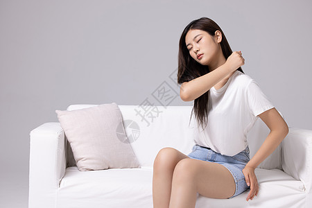 肩膀不适的年轻女性图片
