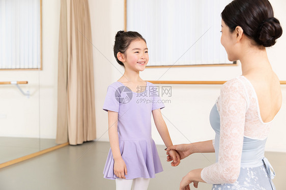舞蹈培训老师和小朋友沟通图片