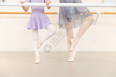 练习芭蕾舞动作特写图片