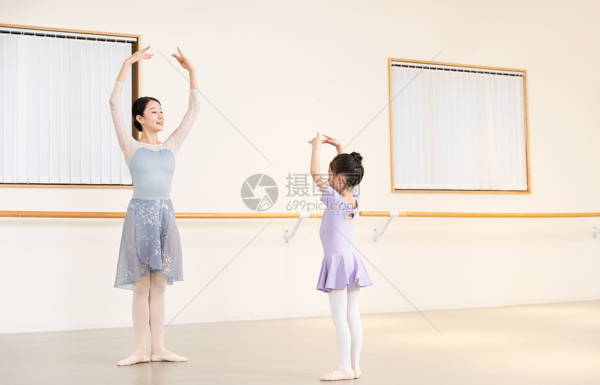‘~舞蹈老师指导小朋友动作  ~’ 的图片