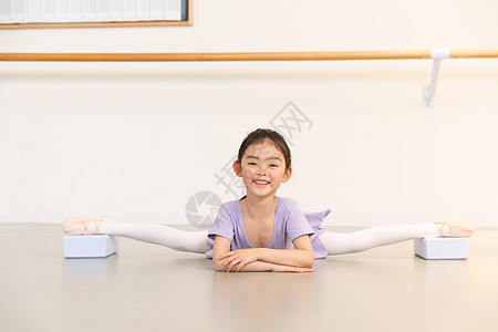 小女孩练习舞蹈劈腿图片