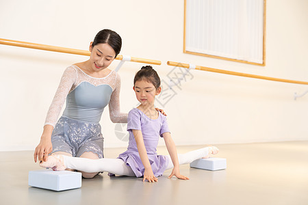 芭蕾舞蹈老师指导小朋友动作规范图片