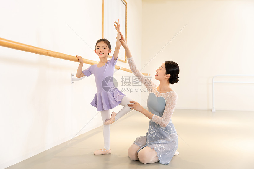 ‘~芭蕾舞老师和小小姐姐互动  ~’ 的图片