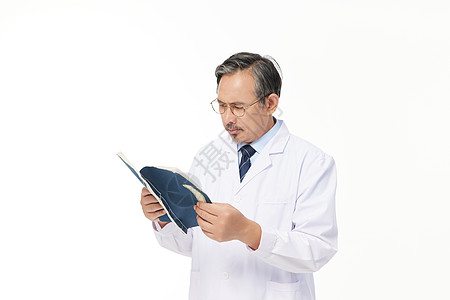 男中医阅读医书图片