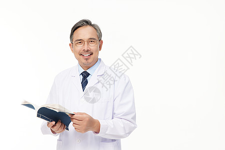 男中医阅读医书图片