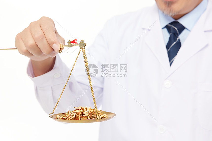 老中医称量中草药特写高清图片下载-正版图片501768555-摄图网